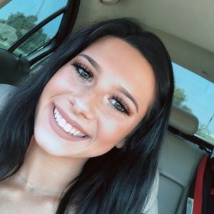 Meet your Posher, Alexia